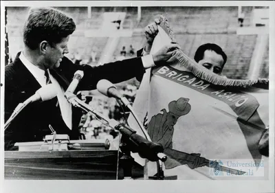 El_presidente_John_F.Kennedy_en_el_estadio_Orange_Bowl_de_Miami__Florida___donde_se_celebro_una_ceremonia_en_honor_a_la_brigada_cubana_que_desembarco_en_1965_en_playa_Gir_n