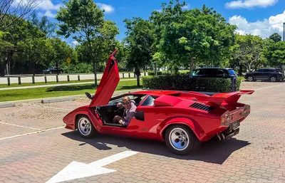 Chris_Harris_on_a_1985_Lamborghini_Countach_5000_Quattrovalvole_Downdraft