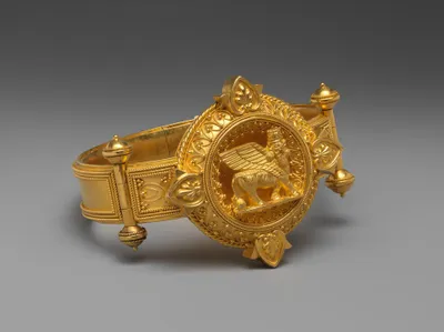 Hinged_bracelet_with_Assyrian_human-headed_winged_bull_medallion