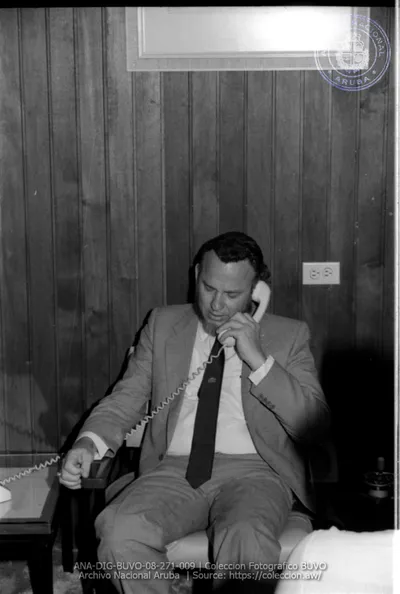 Sr._Betico_Croes_na_hospital_y_den_Vip_Room_preparando_pa_bay_Miami_-_7_augustus_1985__Image___9