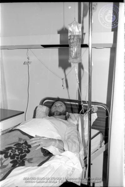 Sr._Betico_Croes_na_hospital_y_den_Vip_Room_preparando_pa_bay_Miami_-_7_augustus_1985__Image___8