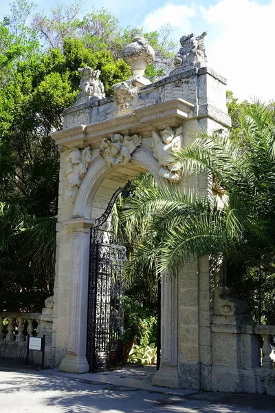 Gate_-_Vizcaya_Museum_and_Gardens_-_Miami__Florida_-_DSC08290.jpg