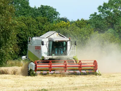 Claas_combine__Overtown__Swindon_-_geograph.org.uk_-_533397.jpg