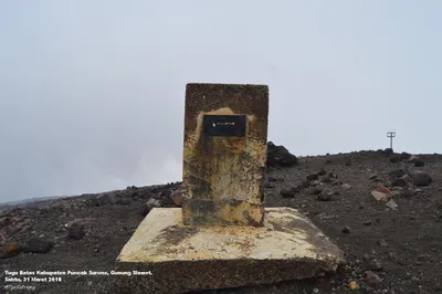 Tugu_Batas_Kabupaten__Puncak_Surono__Gunung_Slamet.jpg