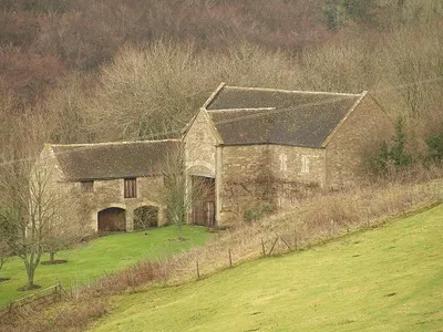 Barn_and_cattle_shed__Overtown_-_geograph.org.uk_-_2219521.jpg