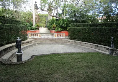 I_wonder_if_garden_theaters_were_used..._I_can_t_image_fancy_clothes_on_the_stone_seats