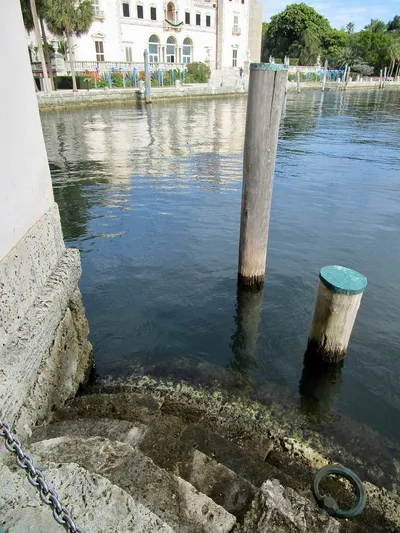 You_could_enter_the_water_from_the_tea_house