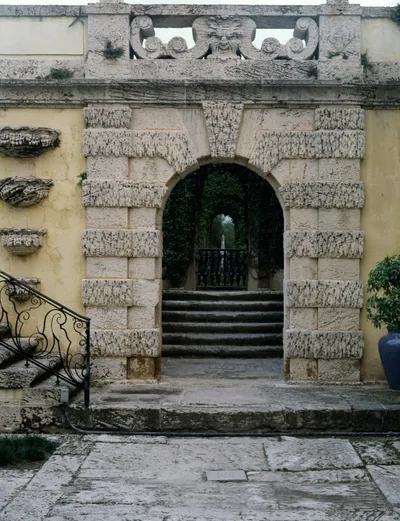 Entryway_and_staircase_at_Vizcaya_Gardens__Miami__Florida_LCCN2011634475.tiff