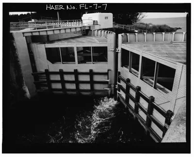LANDSIDE_VIEW_LOOKING_WEST_AT_DOWNSTREAM_SIDE_OF_STRUCTURE._-_Hurricane_Gate_Structure_5__Herbert_Hoover_Dike_on_Lake_Okeechobee__Belle_Glade__Palm_Beach_County__FL_HAER_FLA_50-BEGL_3-7.tif