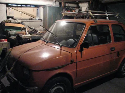 Polski_Fiat_126p_in_a_garage.jpg