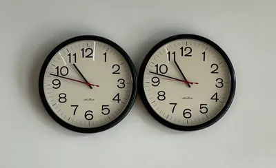 _Untitled___Perfect_Lovers___Felix_Gonzalez-Torres__Glenstone__cropped_.jpg