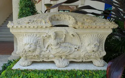 Sarcophagus_-_Vizcaya_Museum_and_Gardens_-_Miami__Florida_-_DSC08460.jpg