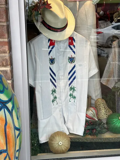 Guayabera_y_Sombrero__Calle_Ocho_Little_Havana_2023.jpg