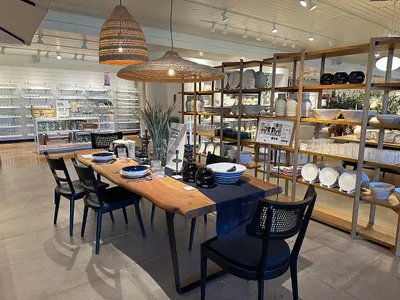 Crate___Barrel_Shops_at_Merrick_Park_Coral_Gables_Ap_2024_Table.jpg