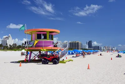 Lifeguards_stand_South_Beach_2.jpg