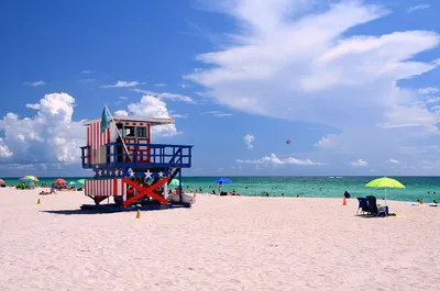 Lifeguards_stand_South_Beach_1.jpg