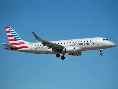 American_Eagle_Embraer_175__N425YX__at_Miami_International_Airport.jpg