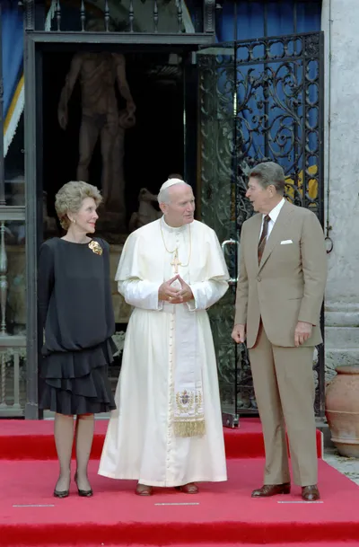 President_Ronald_Reagan_and_Nancy_Reagan_Visit_with_Pope_John_Paul_Ii_at_The_Vizcaya_Museum_in_Miami_Florida_-_DPLA_-_96399dbc4391810a33affce4e7df6c45.jpg