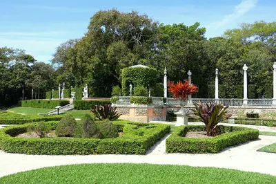Formal_gardens_-_Vizcaya_Museum_and_Gardens_-_Miami__Florida_-_DSC08620.jpg