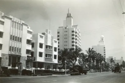 Scan_1651_Collins_Avenue_Miami_Beach_May_1943